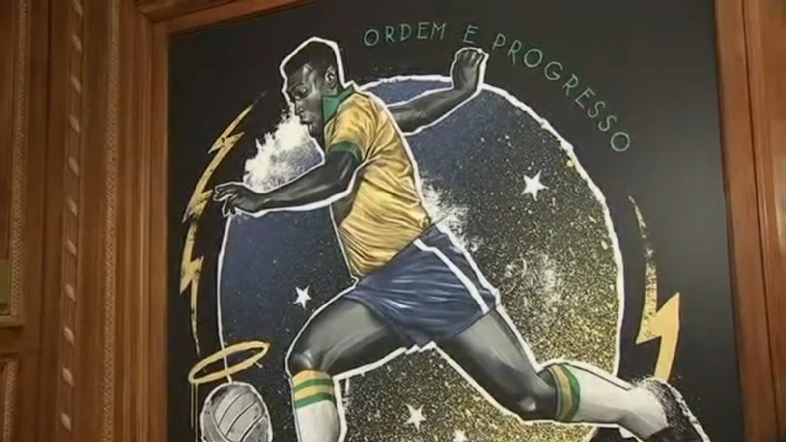 Fans pay tribute to soccer legend at Pelé store in Times Square